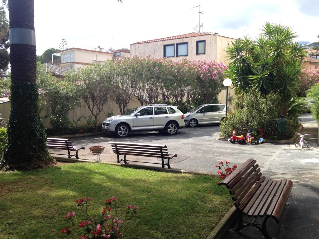 Tirrenia Beach House - Sea Front With Private Beach 圣雷默 外观 照片